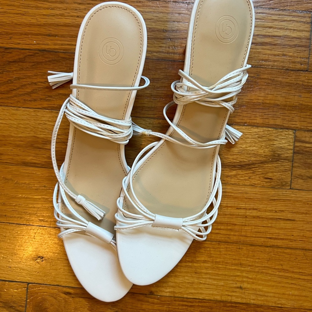 Urban Outfitters White Strappy Sandals Modern Design